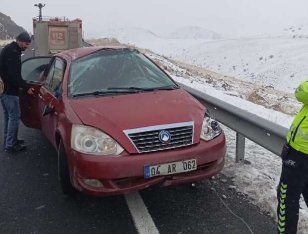 Ağrı’da kontrolden çıkan araç kaza yaptı