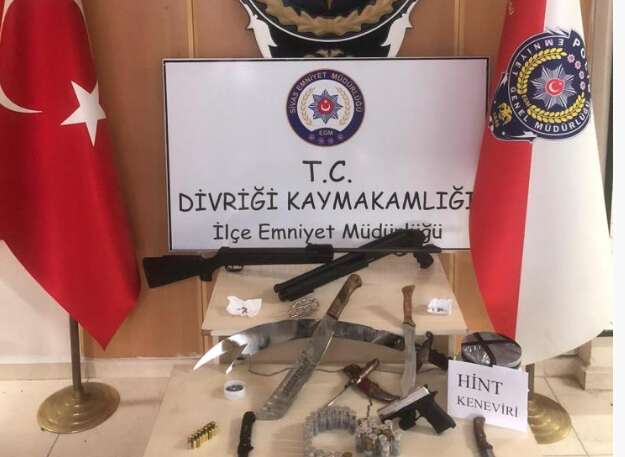 Cephaneliği andıran evde çok sayıda silah ele geçirildi