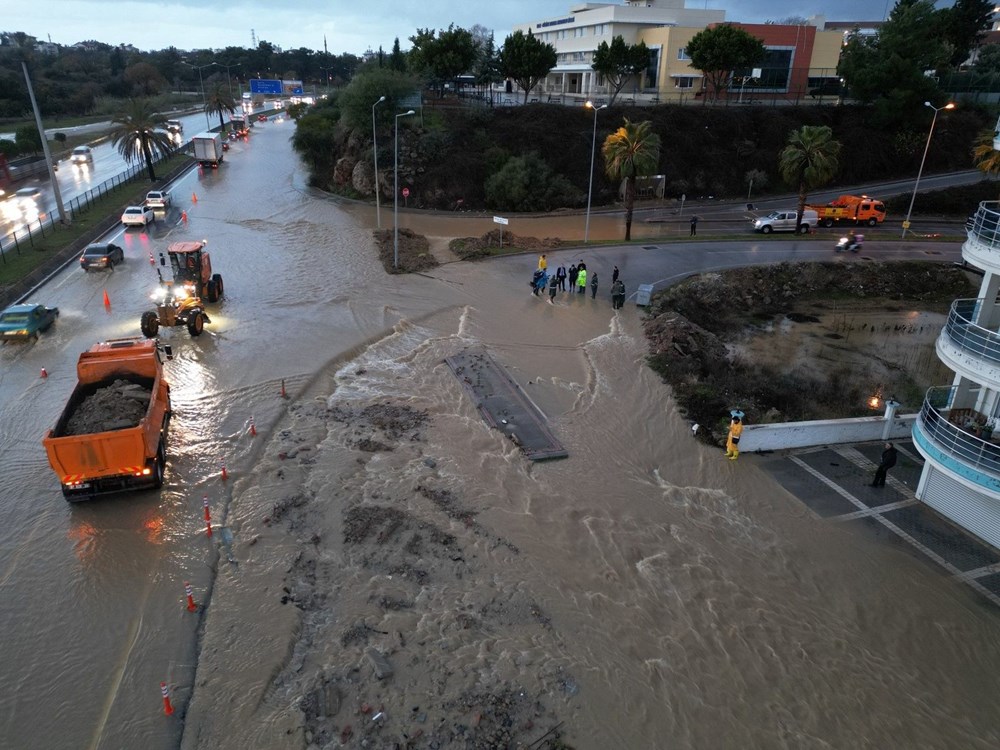 Manavgat’ta yoğun yağış etkili oldu, yollar göle döndü