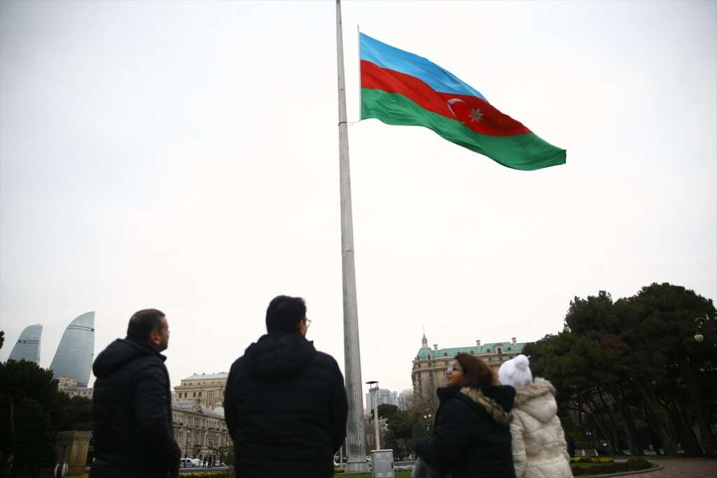 Azerbaycan’da Aktau’daki uçak kazasında hayatını kaybedenler için saygı duruşu