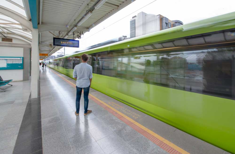 Bursa metrosunda ilginç anlar: Yolcuların şaşkın bakışlarına rağmen…