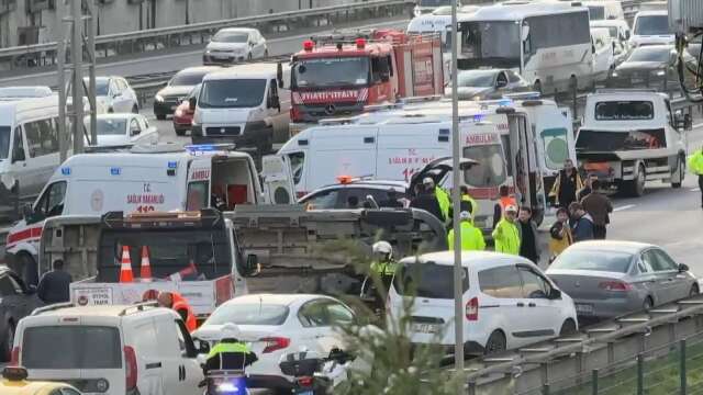 İstanbul’da öğrenci servisi devrildi: 7’si öğrenci 10 yaralı