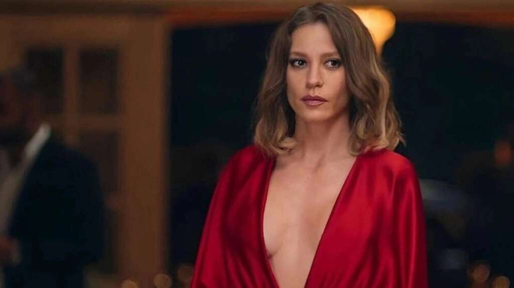 Serenay Sarıkaya son pozlarıyla dillere düştü