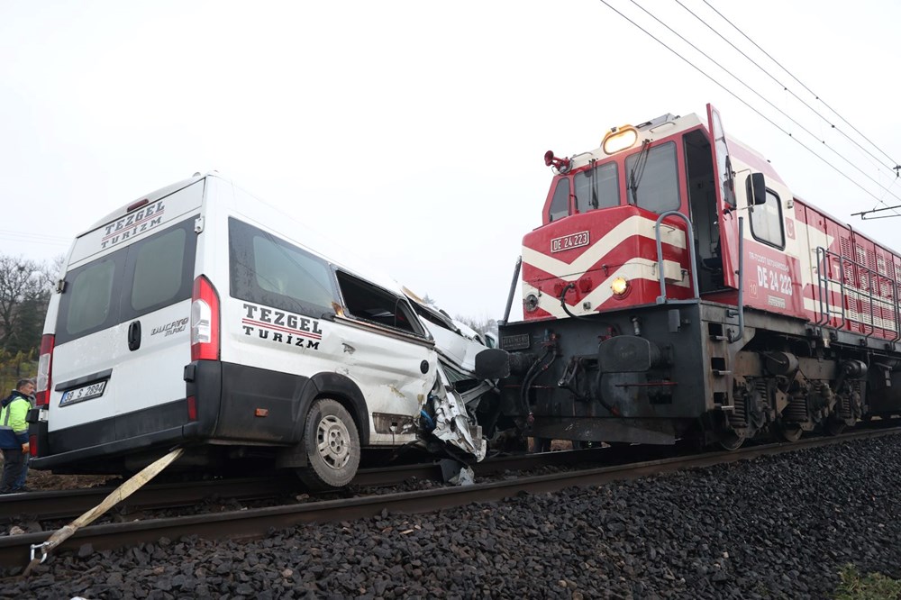 Fabrika servisine tren çarptı! Çok sayıda yaralı