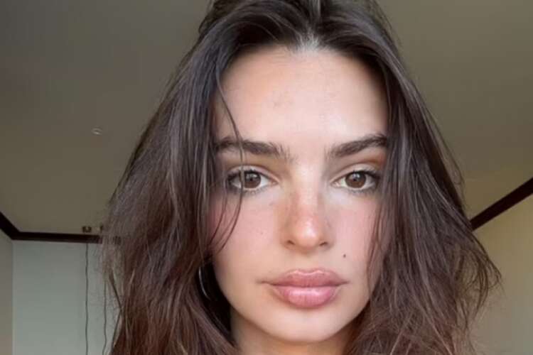 Dünyanın en seksi kadını Emily Ratajkowski’den kırmızı bikinisiyle poz