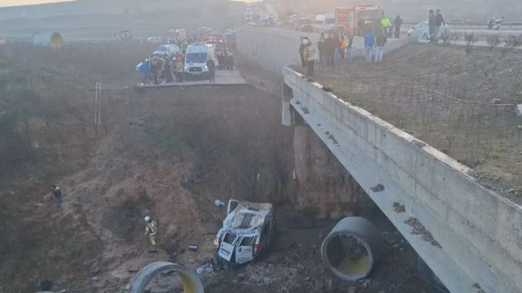 Minibüs dere yatağına uçtu: 1 ölü, 14 yaralı