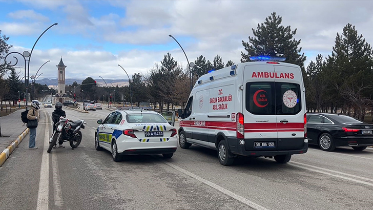 Firari asker kaçtı, polis kovaladı: Kovalamacaya motosiklet sürücüsü de katıldı