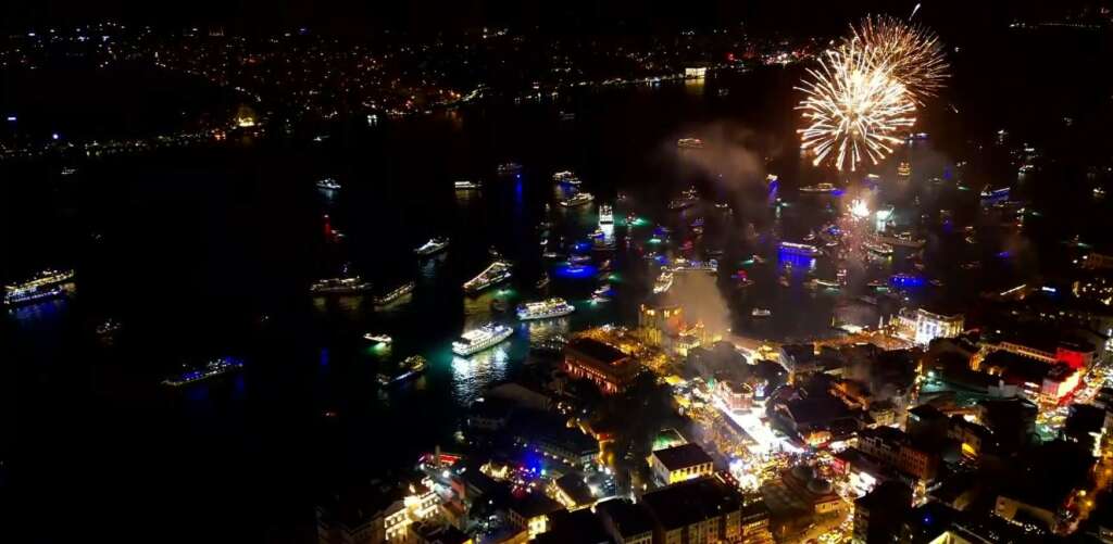 Yeni yıl İstanbul’da havai fişeklerle karşılandı