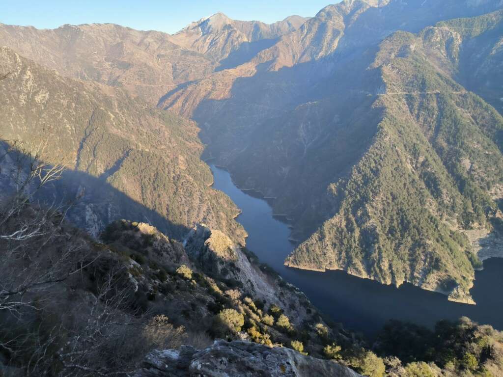 400 metrelik uçurumdan yuvarlanan şahıs için arama çalışması başlatıldı