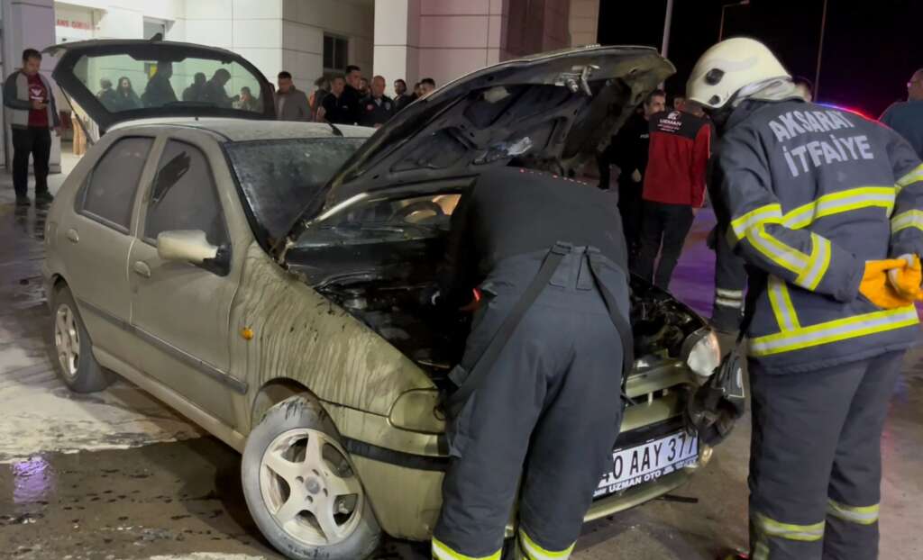 Acil servis önüne park ettiği aracı alev alarak yandı