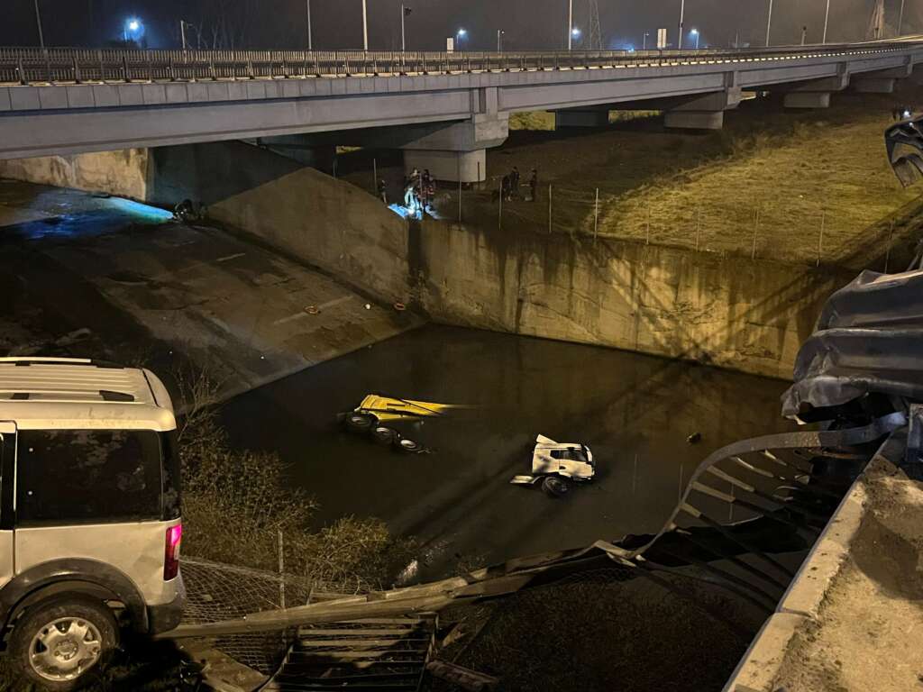 Hafif ticari araç ile çarpışan hafriyat kamyonu dereye uçtu: 3 yaralı