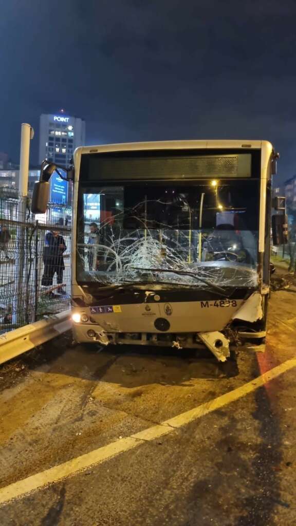 İstanbul’da park halindeki metrobüs kayarak 5 araca çarptı