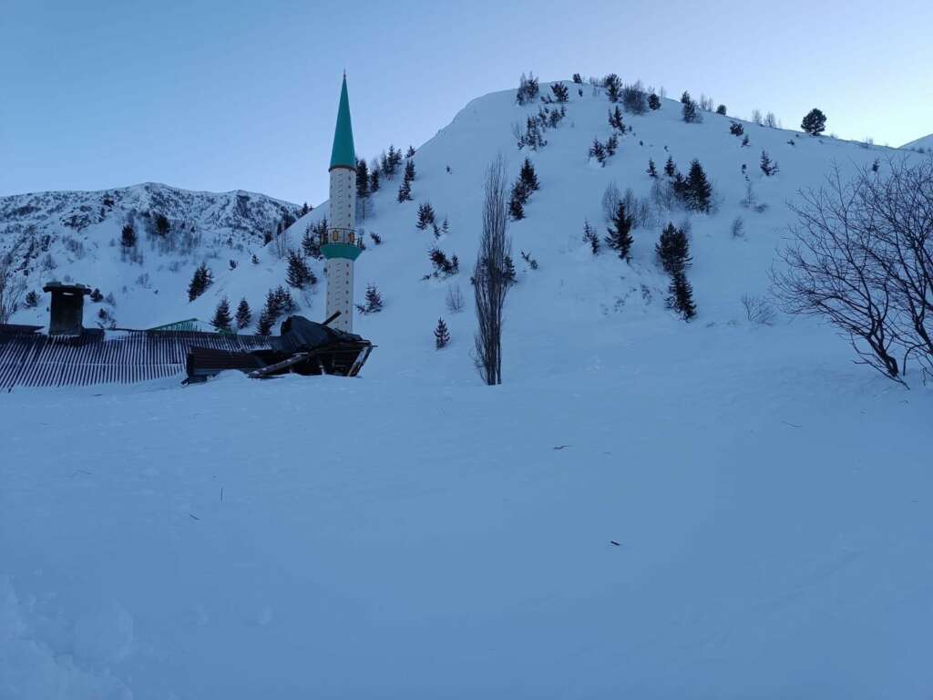 Cami lojmanının üzerine çığ düştü