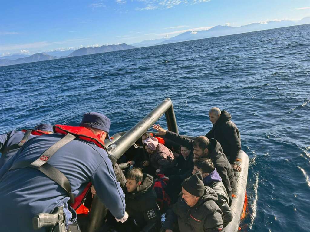 Yunanistan’ın ölüme ittiği 16’sı çocuk 51 düzensiz göçmen kurtarıldı