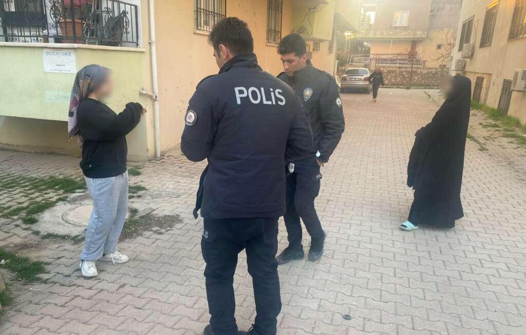 Yolda yürüyen genç kızları darp ettiler