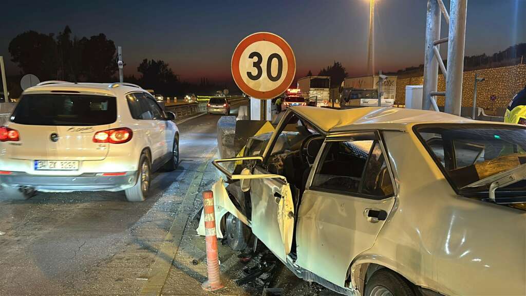 Otomobil otoyol gişelerinde beton bariyerlere çarptı: 2 ölü, 5 yaralı