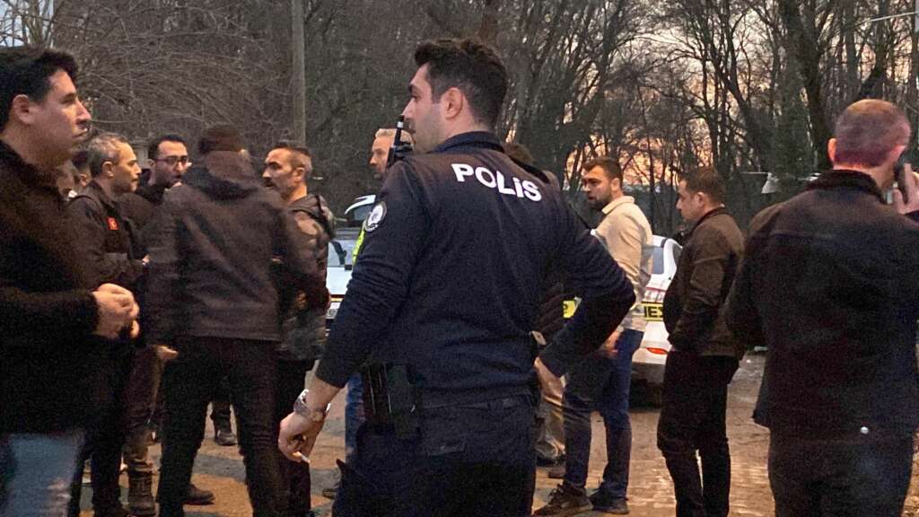 Kendisini yakalamaya gelen polislere akrabalarıyla saldırdı: 2 yaralı, 4 gözaltı