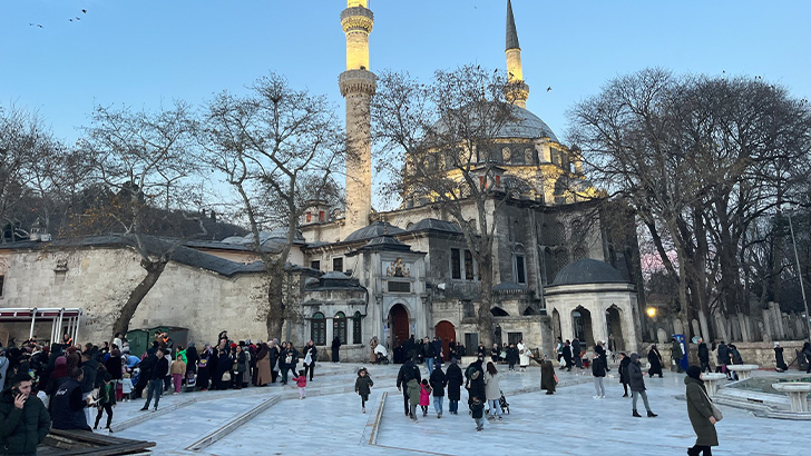 Regaip Kandili’nde vatandaşlar Eyüpsultan Camii’ne akın etti