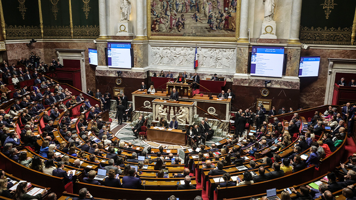 Fransa’da François Bayrou hükümetine karşı verilen güvenoyu önergesi reddedildi