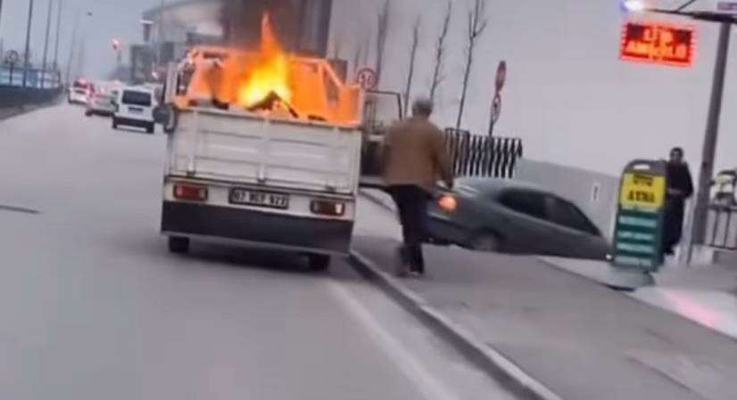 Bursa’da trafikte atılan sigara kamyoneti yakıyordu!