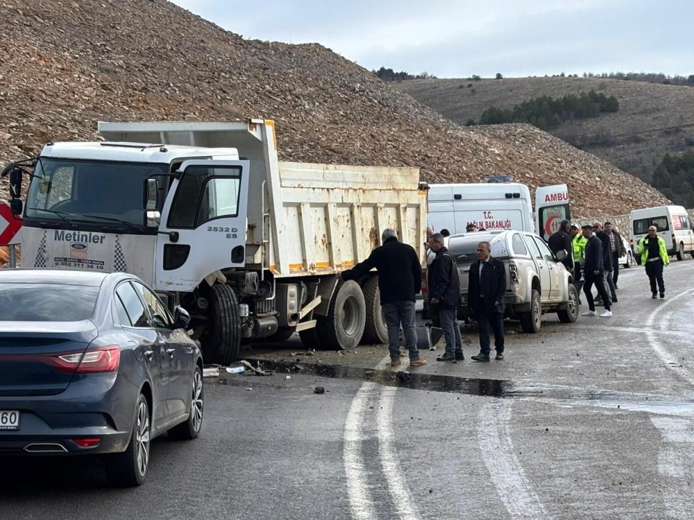 Buzlanma kazaya neden oldu: 4 yaralı