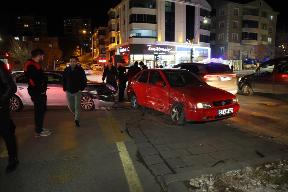 Kırmızı ışık ihlali kazaya neden oldu