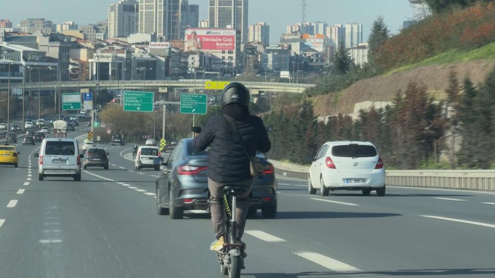 TEM otoyolunda scooterla son hız ilerledi: O anlar kamerada