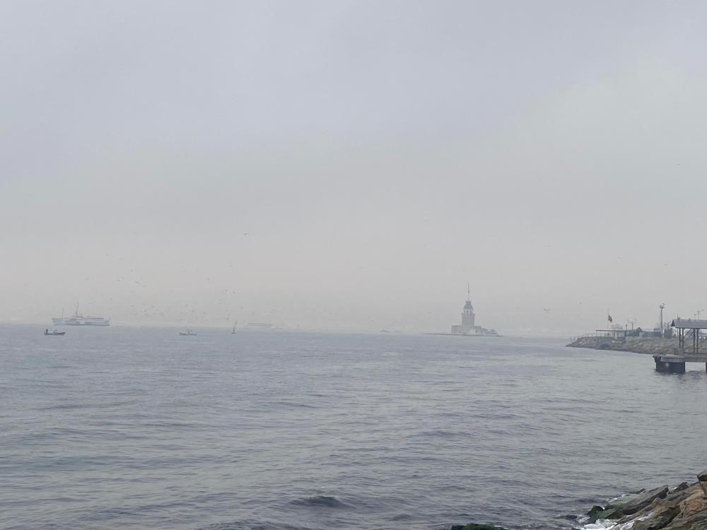 İstanbul’da Kız Kulesi sise gömüldü