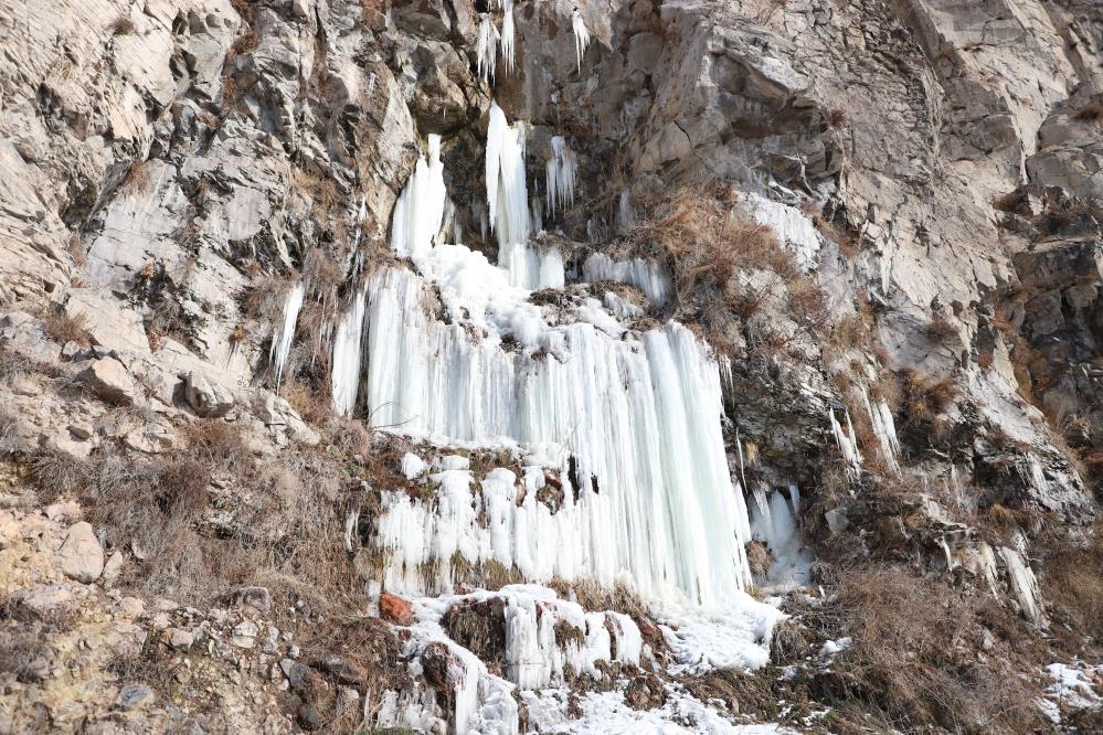 Ardahan’da hava buz kesti, şelale dondu