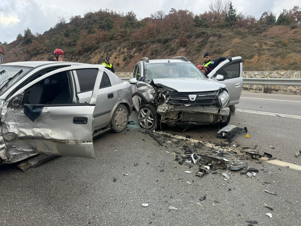 Bursa’da iki otomobil kafa kafaya çarpıştı