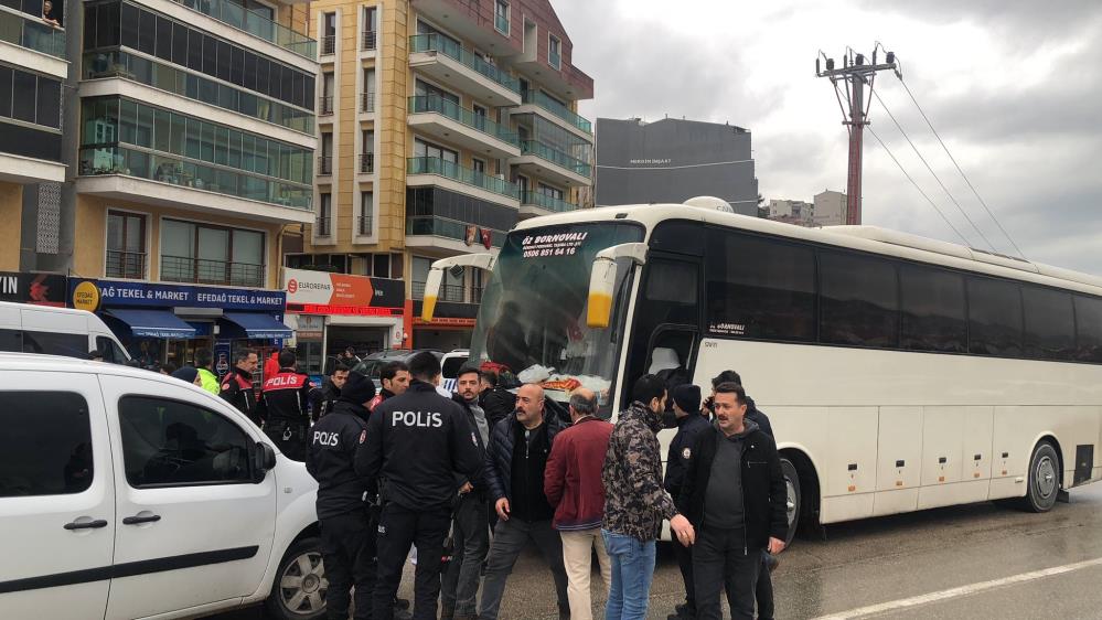 Galatasaray ve Göztepe taraftarları Bursa’da birbirine girdi:2 yaralı