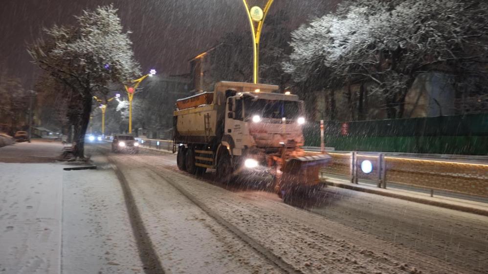 Erzincan güne kar yağışıyla uyandı