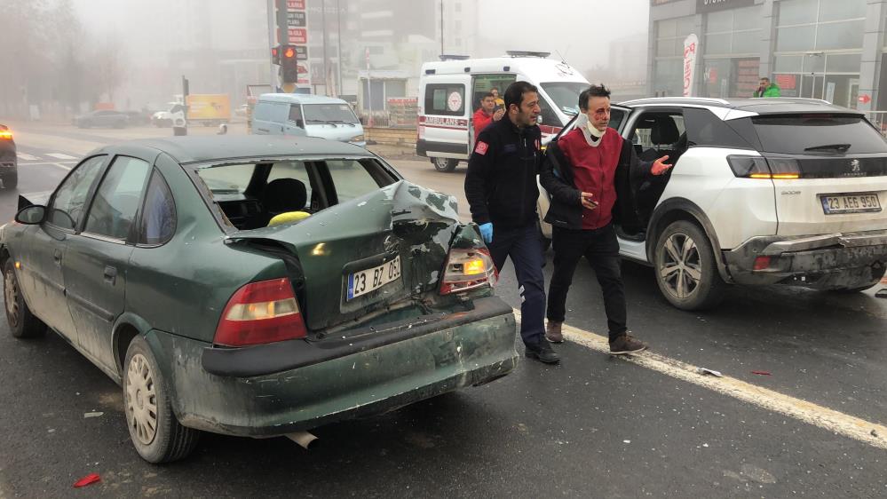 2 saatte 2 büyük zincirleme kaza: 13 araç çarpıştı, 7 yaralı