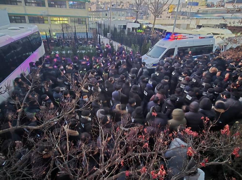 Güney Kore Devlet Başkanı Yoon, sıkıyönetim soruşturması kapsamında tutuklandı