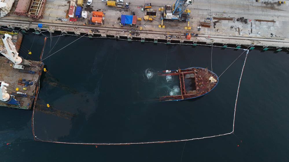 Ambarlı’da yan yatan gemi sualtında parçalanıyor