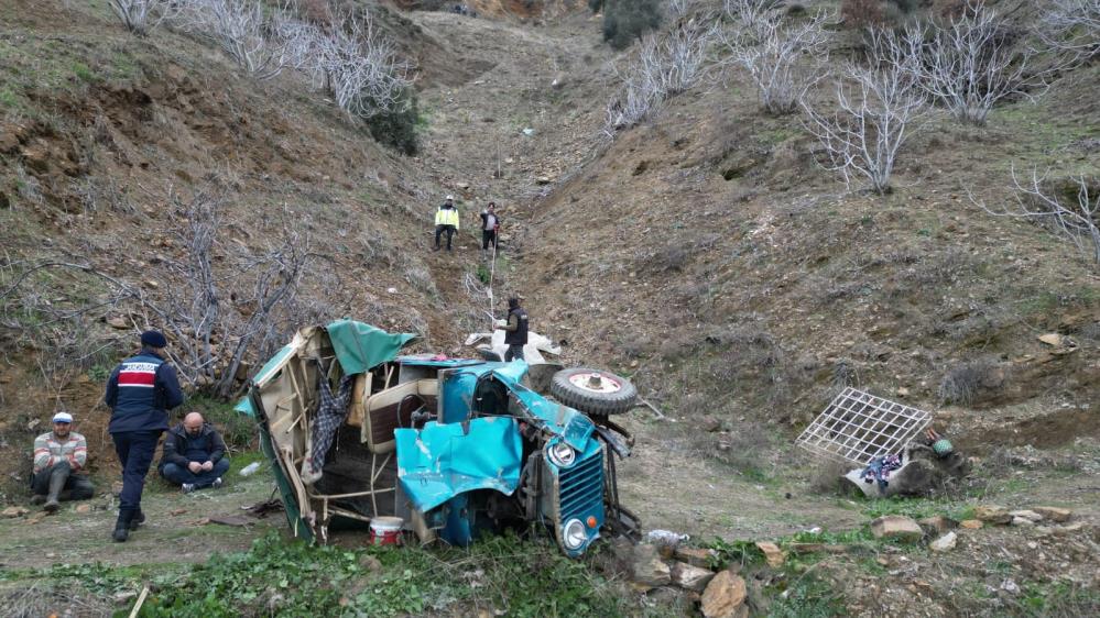 Zeytin işçilerini taşıyan araç uçuruma yuvarlandı: 1 ölü, 4 yaralı