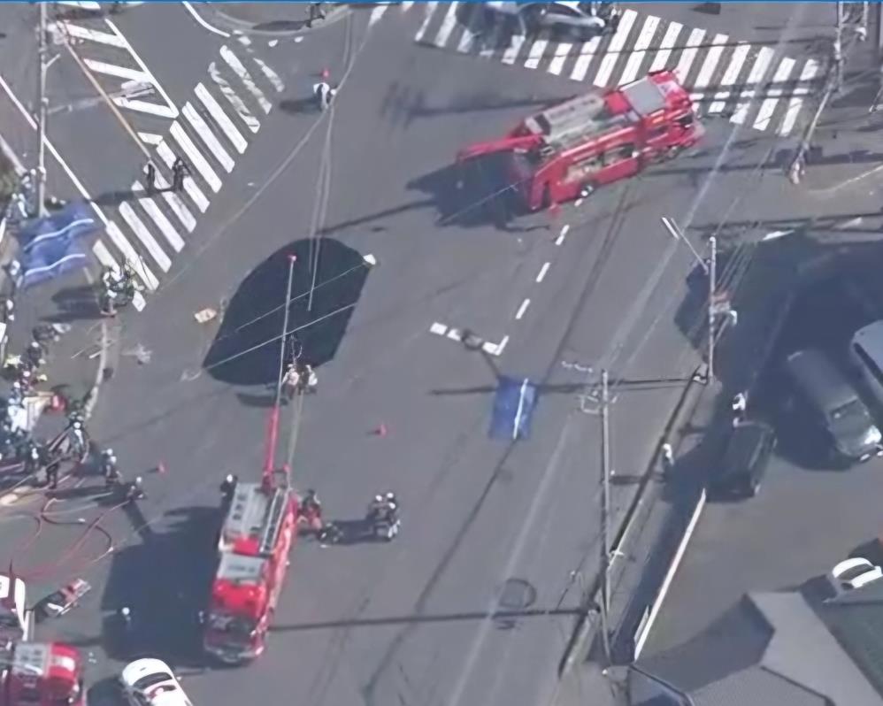 Japonya’da yol çöktü, oluşan dev çukura kamyonet düştü