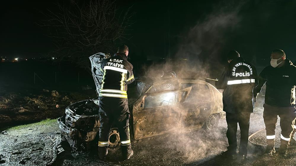 Yanan otomobilde feci şekilde can verdi