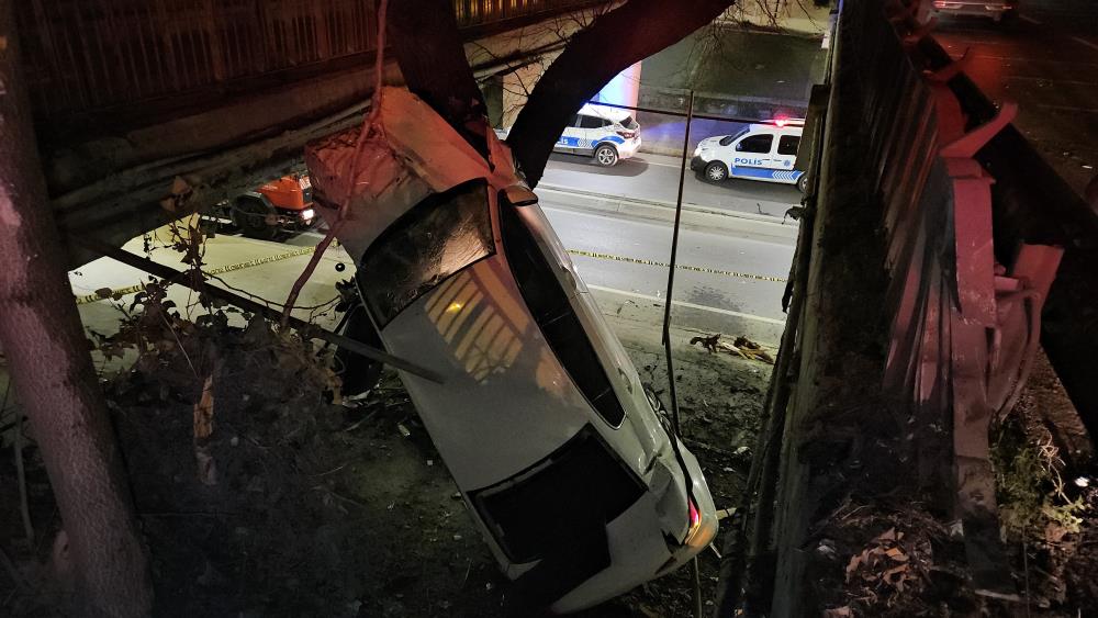 Alkollü sürücünün kontrolünü kaybettiği araç yol ayrımındaki boşluğa düştü