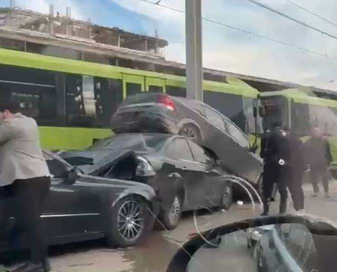 Bursa’da zincirleme kaza: Araçlar birbirinin üzerine çıktı!