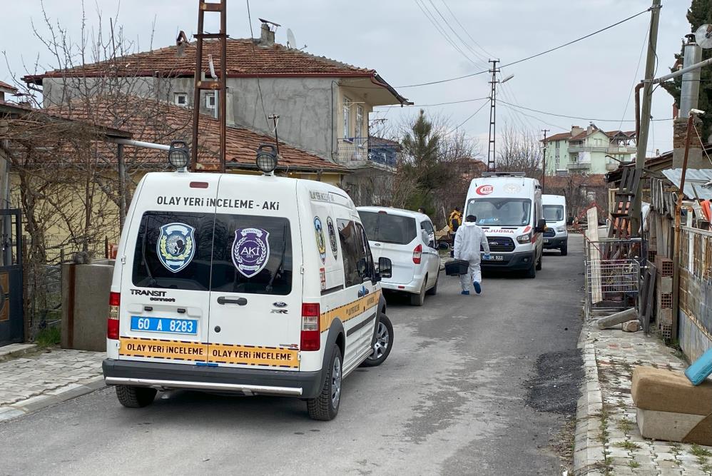 Arkadaşını balta ile öldürdü, evin önüne çıkıp ‘adam öldürdüm’ diye bağırdı