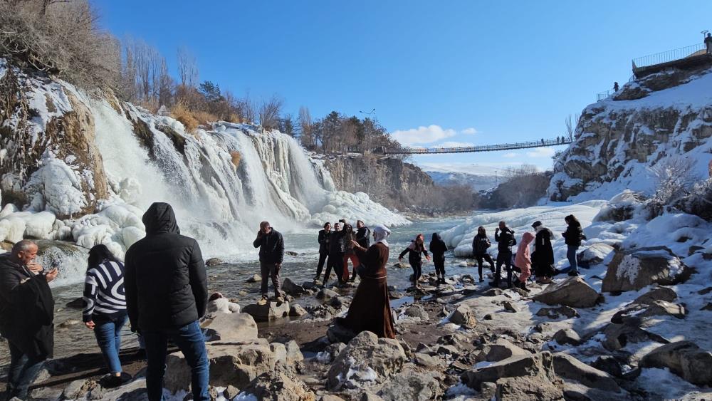 Muradiye Şelalesi’ne büyük ilgi