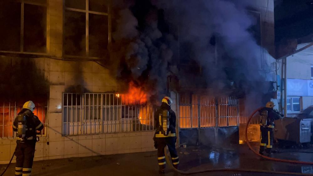 Bursa’da 3 katlı tekstil atölyesi alevlere teslim oldu