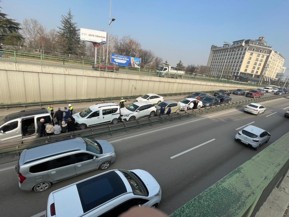 Bursa’da şehrin göbeğinde zincirleme kaza!