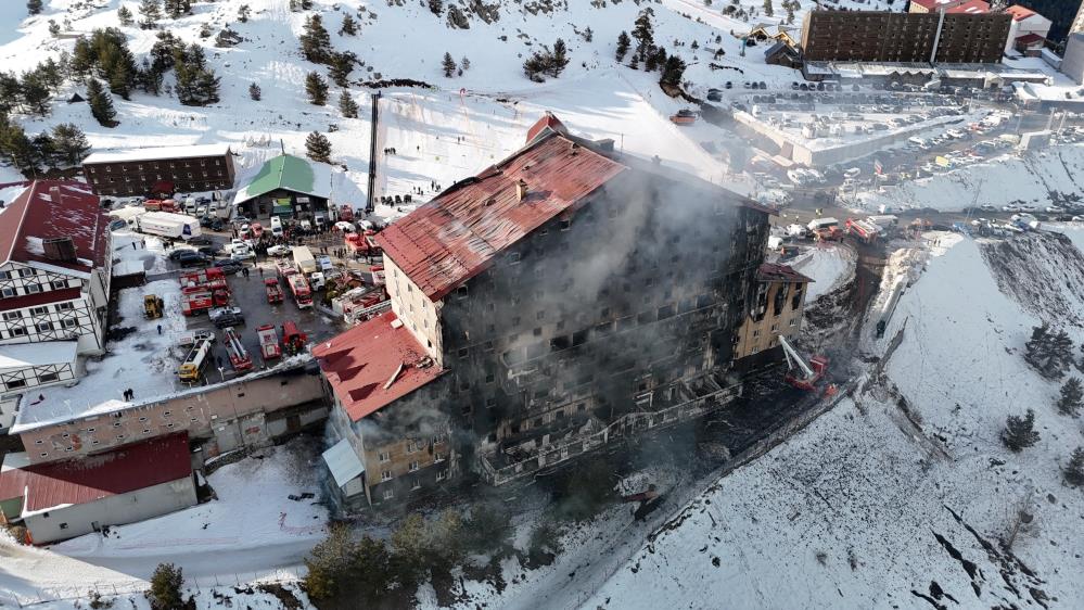 Bir tarafta söndürme çalışmaları, diğer yanda kayak keyfi