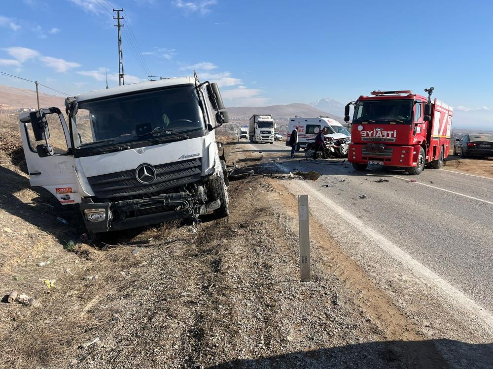 Kamyon ile otomobil çarpıştı: 1 yaralı