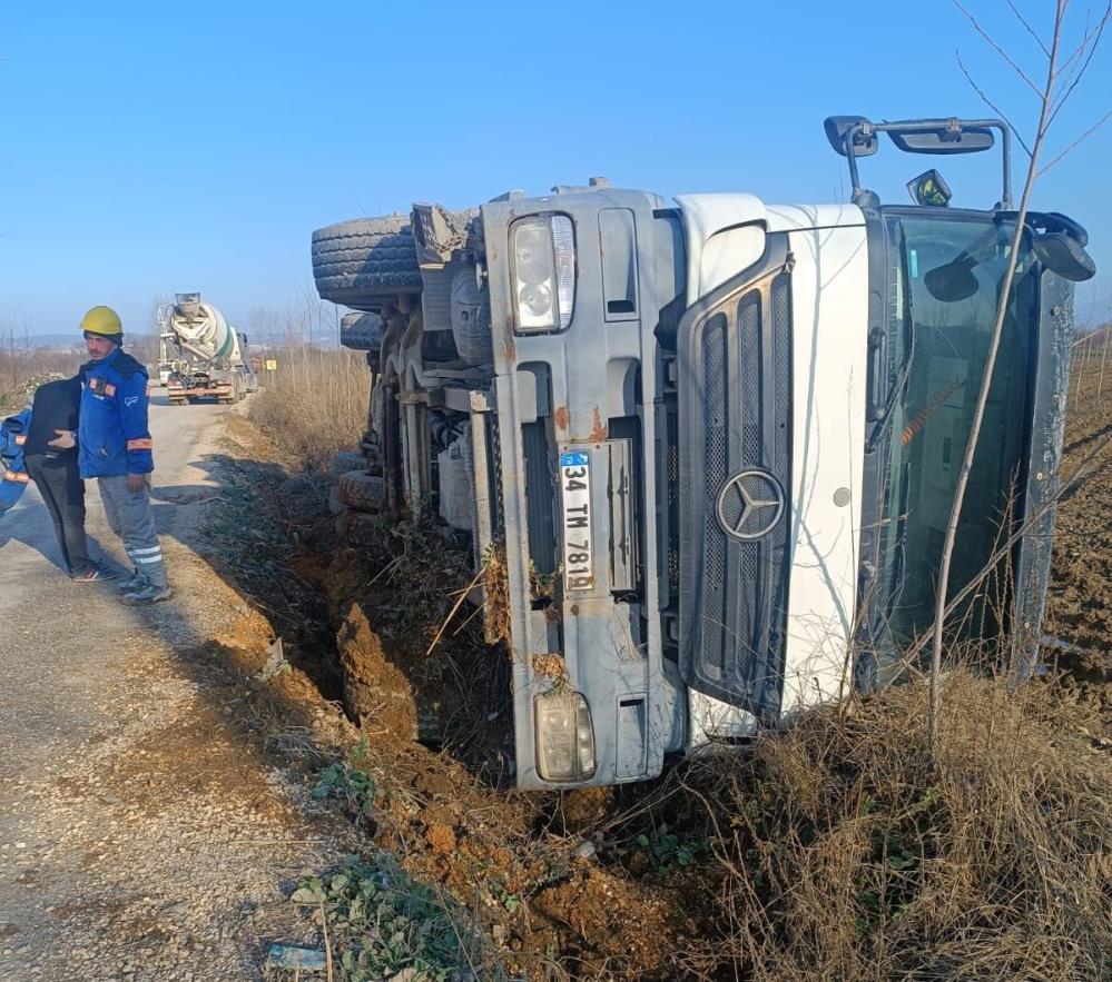 Bursa’da beton mikseri devrildi