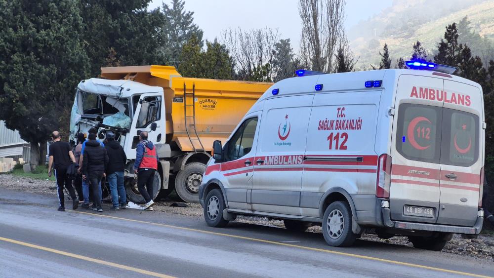 Bodrum’da kamyonlar çarpıştı: 1’i ağır 2 yaralı