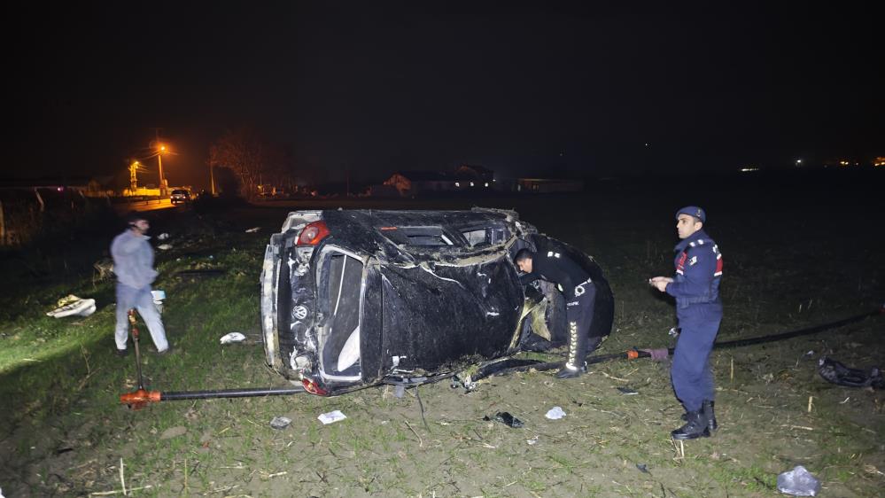 Bursa’da kontrolden çıkan otomobil takla atarak tarlaya uçtu: 3 yaralı