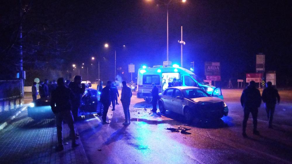 Bursa’da ambulansa yol vermek isteyen 2 otomobil çarpıştı: 4 yaralı